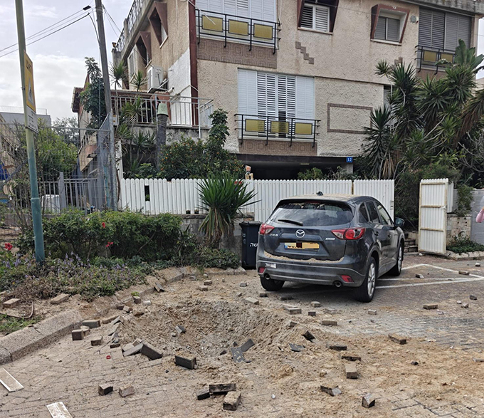 اضرار جسيمة جراء سقوط شظايا صواريخ في ريشون لتسيون